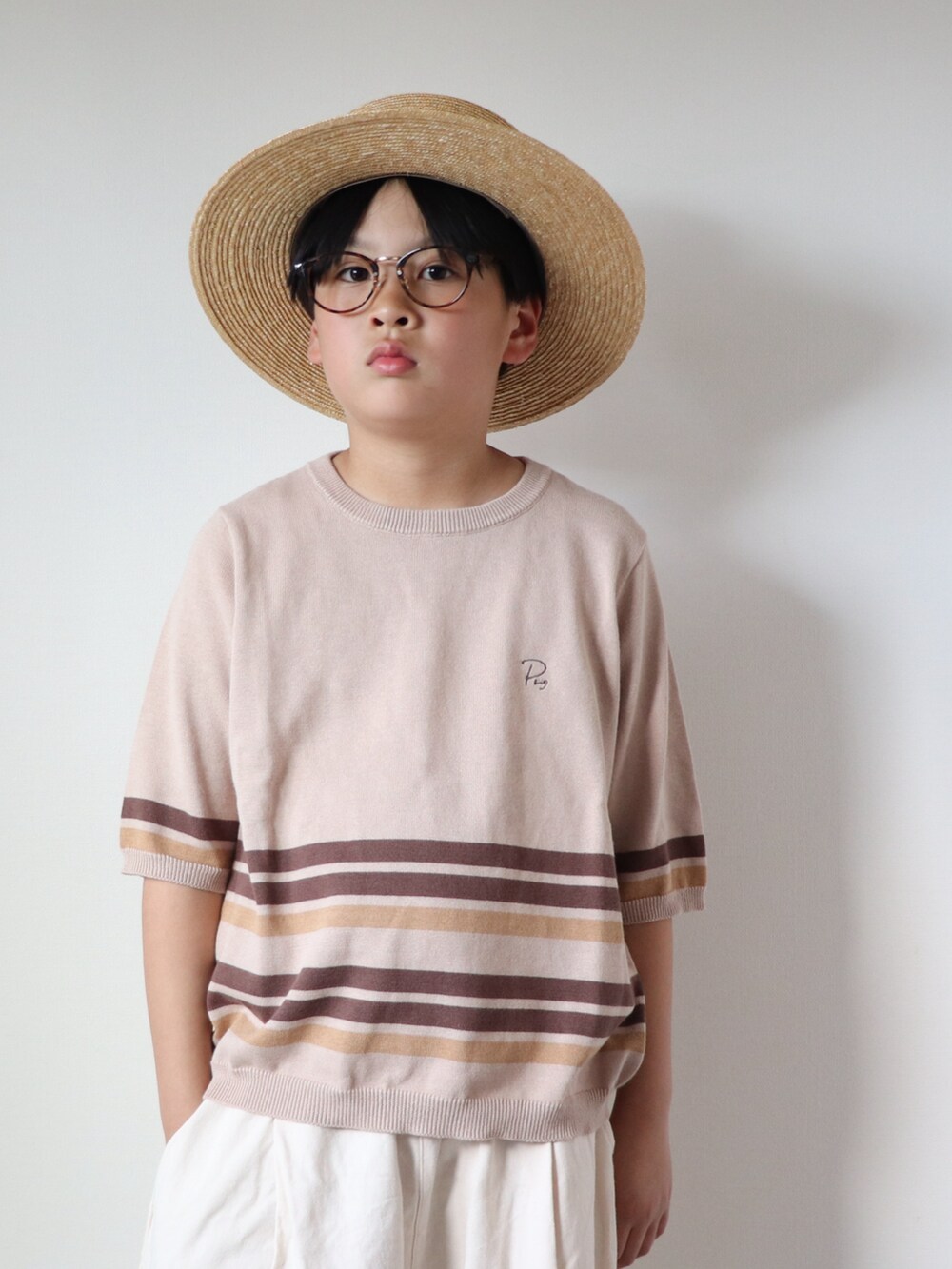 ベージュ系のニット/セーター、ホワイト系のその他パンツ、ベージュ系のサンダルを着用したキッズの春コーディネートの2枚目の写真