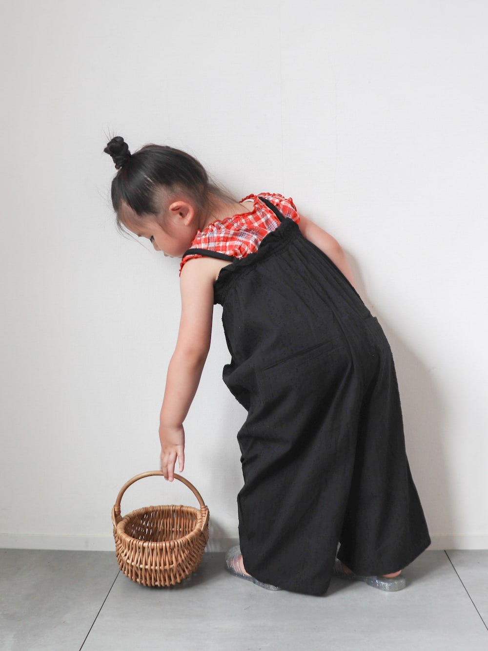 ブラック系のサロペット/オーバーオール、レッド系のチュニック、その他のサンダルを着用したキッズの夏コーディネートの3枚目の写真