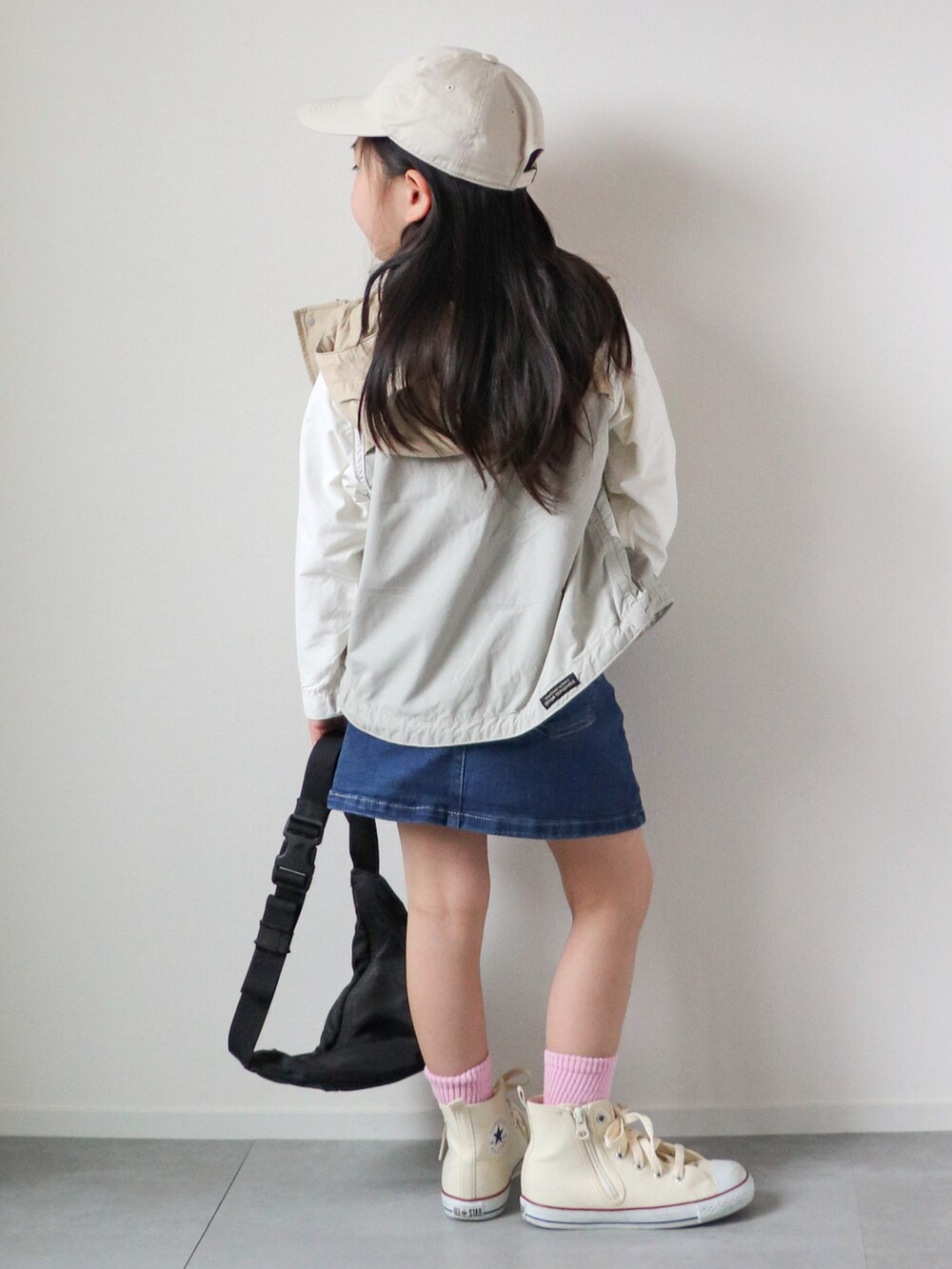 その他のマウンテンパーカー、ホワイト系のTシャツ/カットソー、ブルー系のスカートを着用したキッズの春コーディネートの2枚目の写真