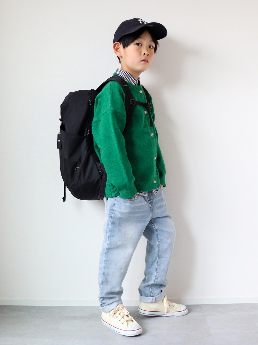 「春服みてみて、シャツスタイル、カラーニット、春ニット、カーディガン、デニム、コンバース、白スニーカー、ハイカットスニーカー、ギンガムチェック、レイヤードスタイル、黒リュック、リュック、6歳、おとこのこ」|「NEW ERAのNEWERA ニューエラ KIDS 9TWENTY ニューヨーク・ヤンキース(キャップ、ブルー系)」を使った、KISA / SANAさん(キッズ・123cm)の春コーディネートの2枚目の写真