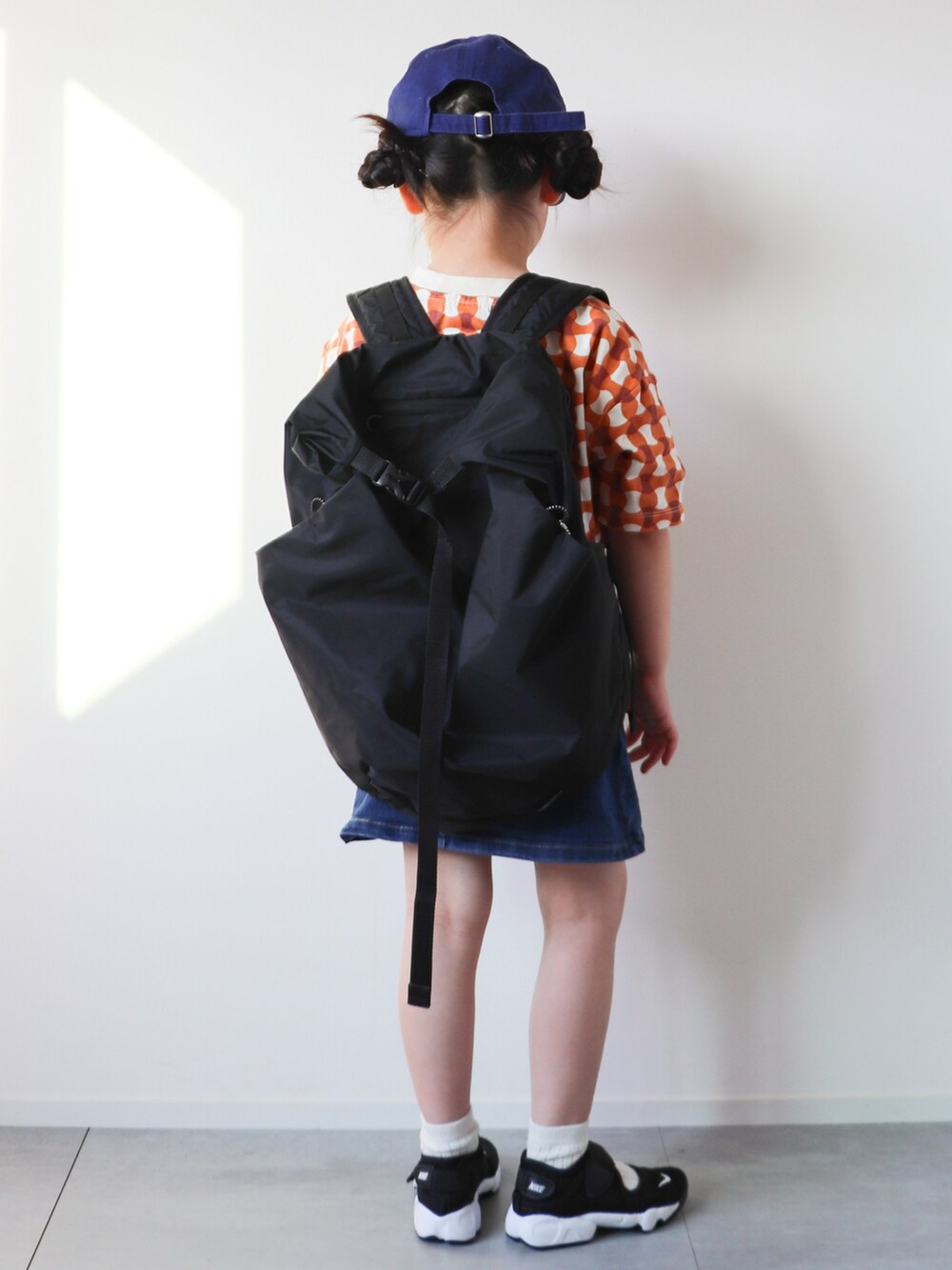 その他のTシャツ/カットソー、ブルー系のスカート、ブラック系のスニーカーを着用したキッズの春コーディネートの2枚目の写真