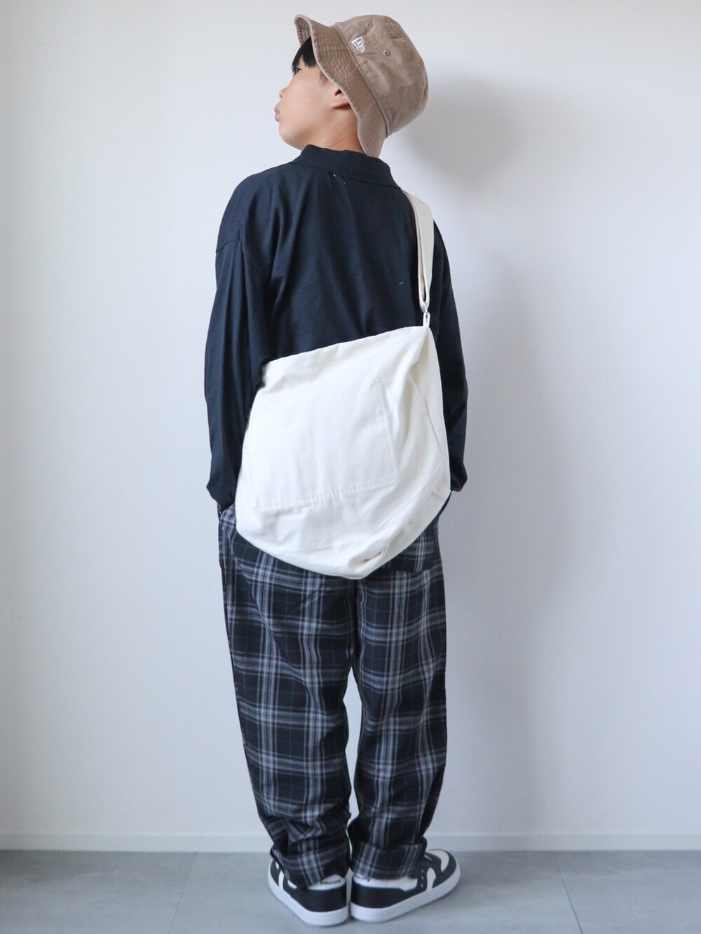 ブラック系のTシャツ/カットソー、ブラック系のその他パンツ、ブラック系のスニーカーを着用したキッズの夏コーディネートの4枚目の写真