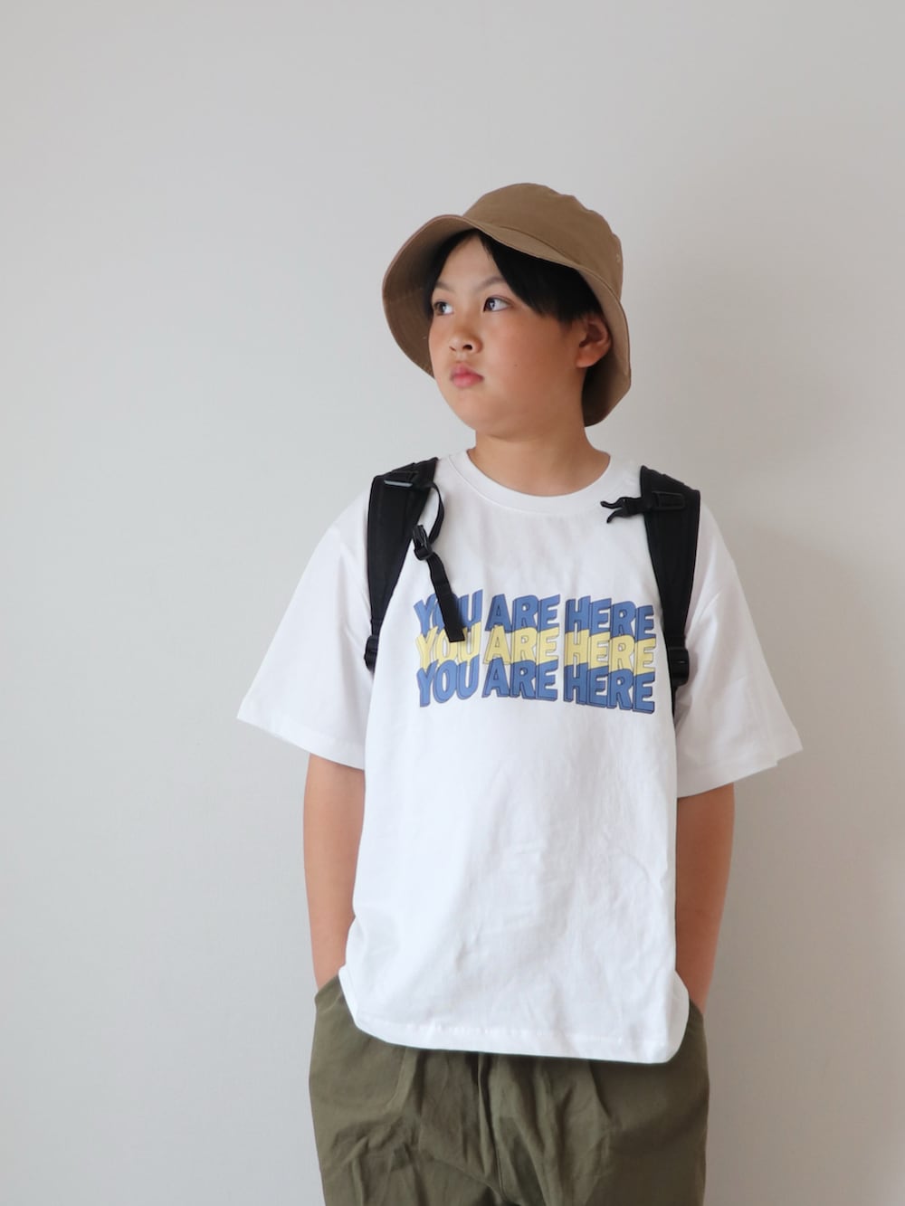 「やっぱり帽子が好き、通学コーデ、ロゴT、ワイドパンツ、バケットハット、プチプラ、mounten、リュック、黒リュック、アースカラー、白Tシャツ」｜「ARCH & LINEの《環境配慮素材》ORGANIC COTTON TEE オーガニックコットン 人気素材  Tシャツ（Tシャツ/カットソー、ホワイト系）」を使った、KISA / SANAさん（キッズ・145cm）の春コーディネートの2枚目の写真