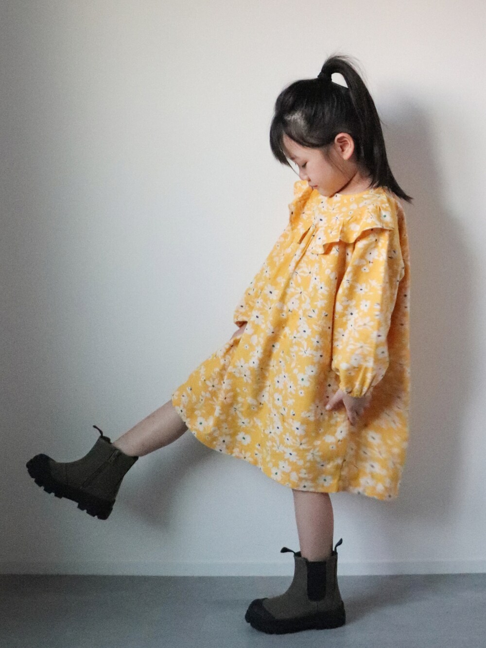 「BREEZEの4色2柄ワンピース（ワンピース、イエロー系）」を使った、KISA / SANAさん（キッズ・100cm）の秋コーディネートの2枚目の写真