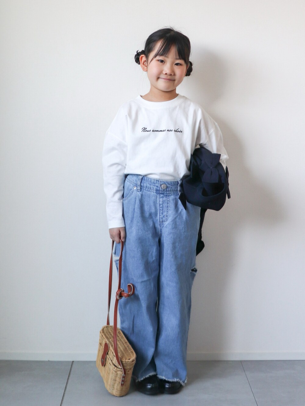 ブルー系のカーディガン/ボレロ、ホワイト系のTシャツ/カットソー、ブルー系のデニムパンツを着用したキッズの春コーディネートの4枚目の写真