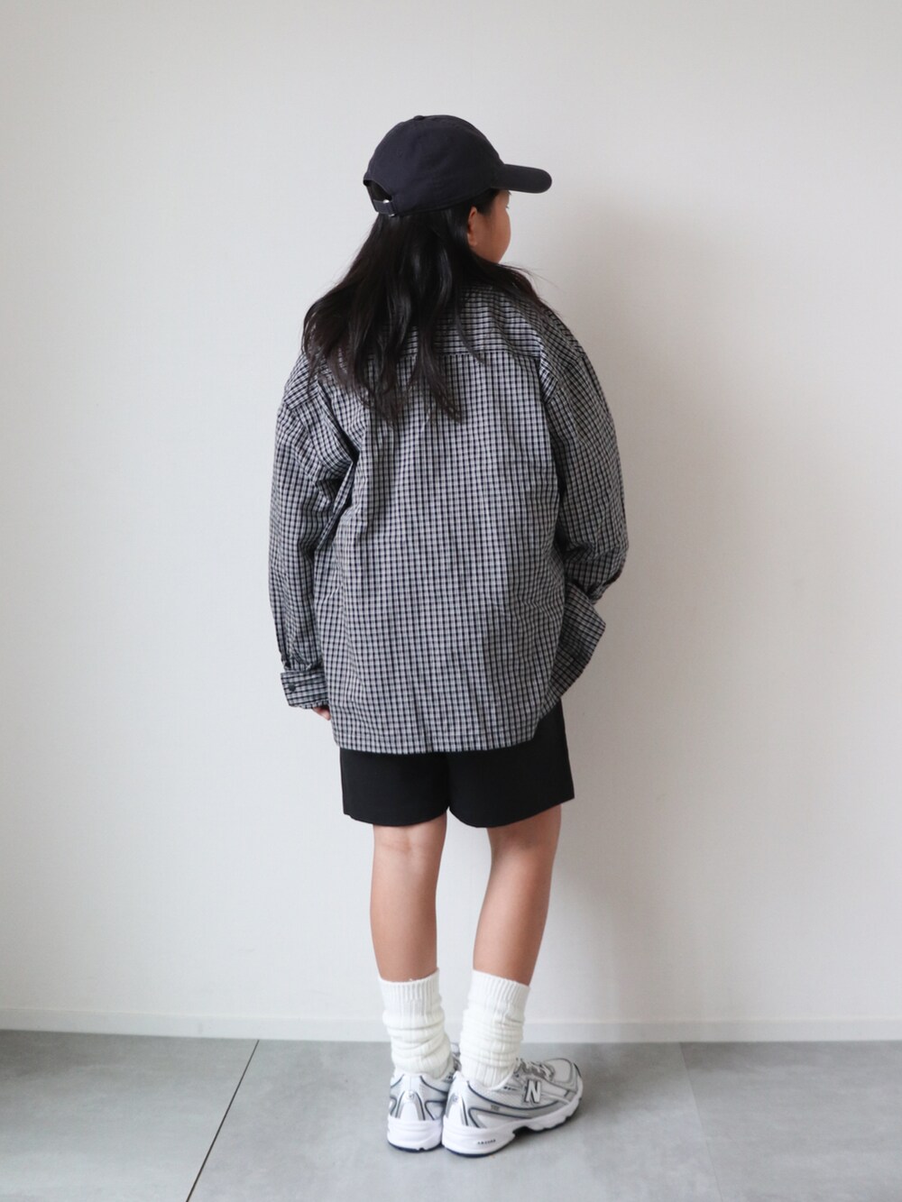 ブラック系のシャツ/ブラウス、ホワイト系のTシャツ/カットソー、ブラック系のその他パンツを着用したキッズの秋コーディネートの2枚目の写真