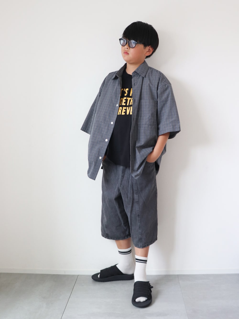 「夏ルックで気分アップ、デニム、ロゴT、半袖シャツ、デニムハーフパンツ、ジョーツ、サングラス、お出かけコーデ、柄シャツ、サンダル、UNIQLO、GU、プチプラ、小学生、おとこのこ」｜「GENERATORのGENERATOR/ジェネレーター LET'S PLAY Tシャツ（Tシャツ/カットソー、ブラック系）」を使った、KISA / SANAさん（キッズ・148cm）の夏コーディネートの3枚目の写真