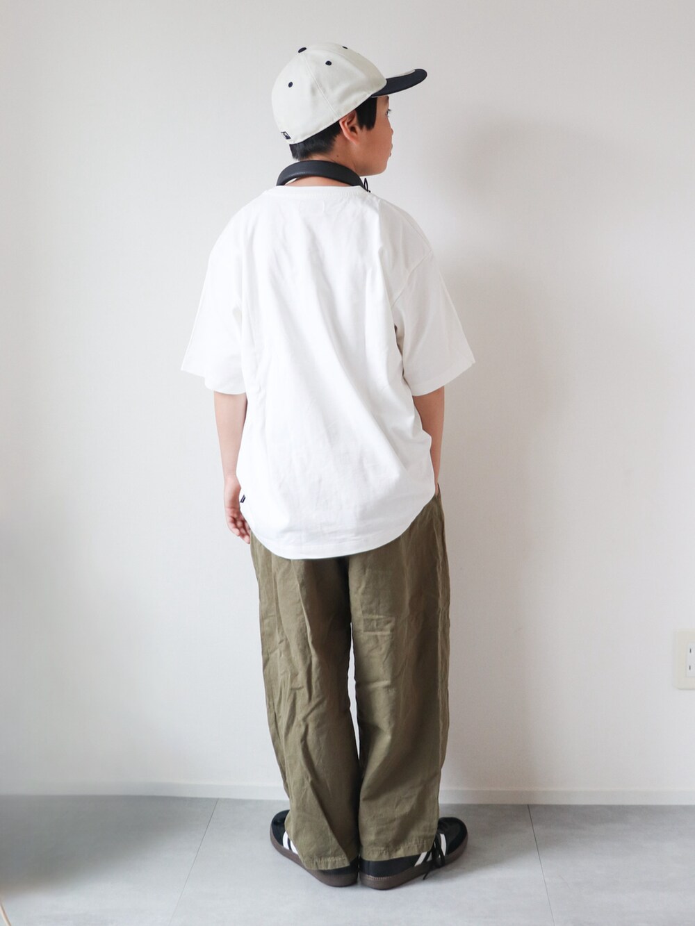 「古着MIX、フェススタイル、ロゴT、夏コーデ、休日スタイル、Tシャツ、スニーカー、キャップ、ストリート、カジュアルコーデ、お出かけコーデ」|「NEW ERAの【NEWERA×JS / ニューエラ】別注 NY LP5950(キャップ、ホワイト系)」を使った、KISA / SANAさん(キッズ・138cm)の夏コーディネートの2枚目の写真