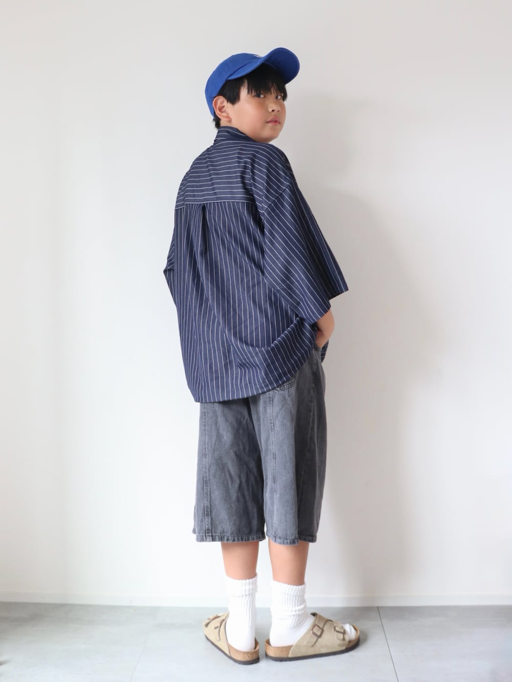 ブルー系のシャツ/ブラウス、ブラック系のデニムパンツ、ベージュ系のサンダルを着用したキッズの夏コーディネートの2枚目の写真