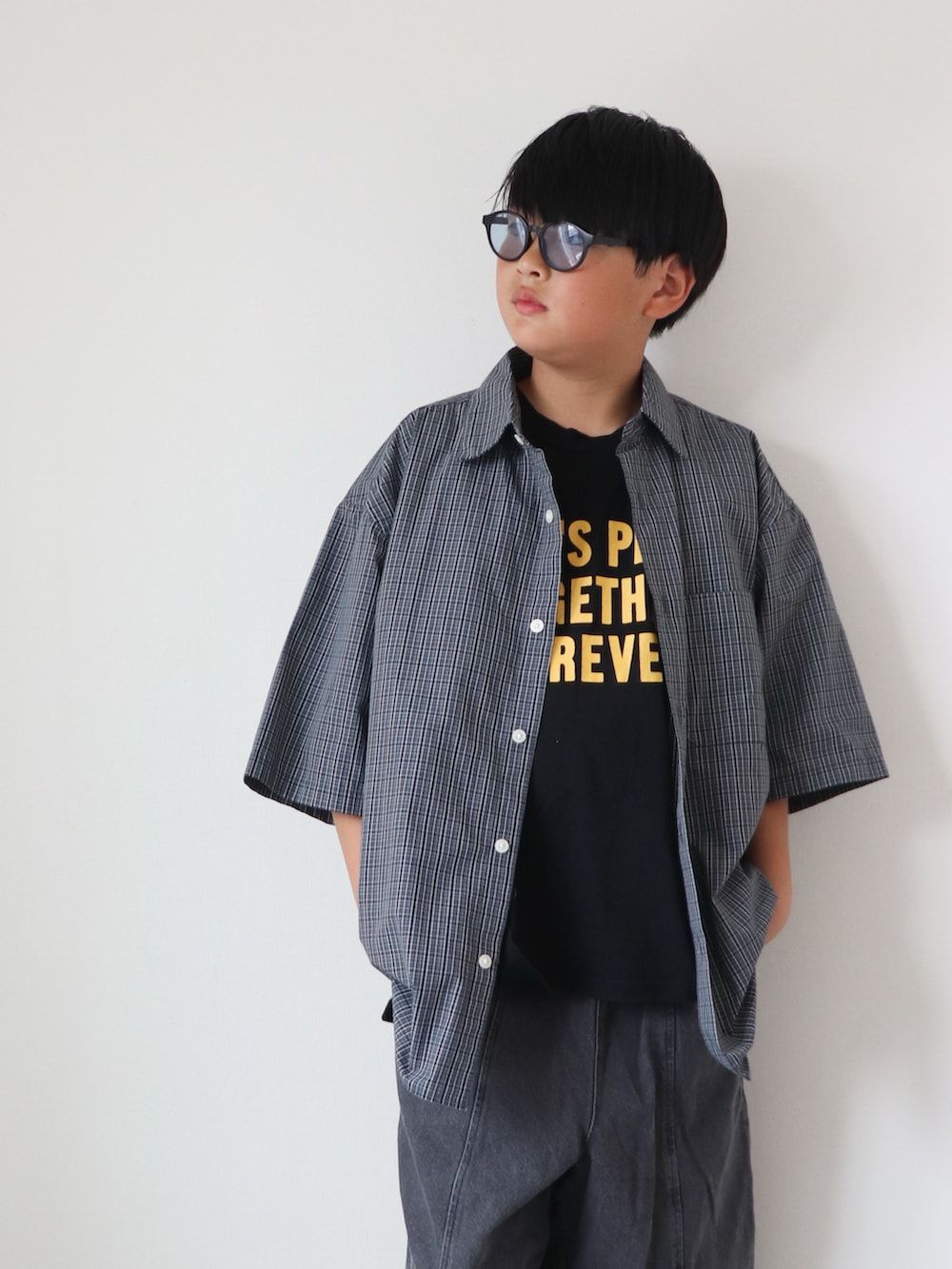「夏ルックで気分アップ、デニム、ロゴT、半袖シャツ、デニムハーフパンツ、ジョーツ、サングラス、お出かけコーデ、柄シャツ、サンダル、UNIQLO、GU、プチプラ、小学生、おとこのこ」｜「GENERATORのGENERATOR/ジェネレーター LET'S PLAY Tシャツ（Tシャツ/カットソー、ブラック系）」を使った、KISA / SANAさん（キッズ・148cm）の夏コーディネートの2枚目の写真