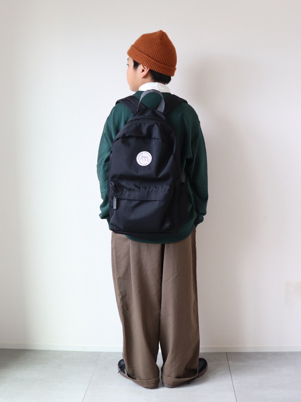「スポーツミックス、シンプル、アースカラー、スラックス、レイヤードスタイル、ニット帽、ユニクロ、UNIQLO、プチプラ、リュック、スニーカー、秋服まるっと大公開、秋コーデ、スウェット、カジュアル」｜「REBALANCEのビーニー　ユニセックス（ラウンド型）（ニットキャップ/ビーニー、その他）」を使った、KISA / SANAさん（キッズ・142cm）の秋コーディネートの2枚目の写真