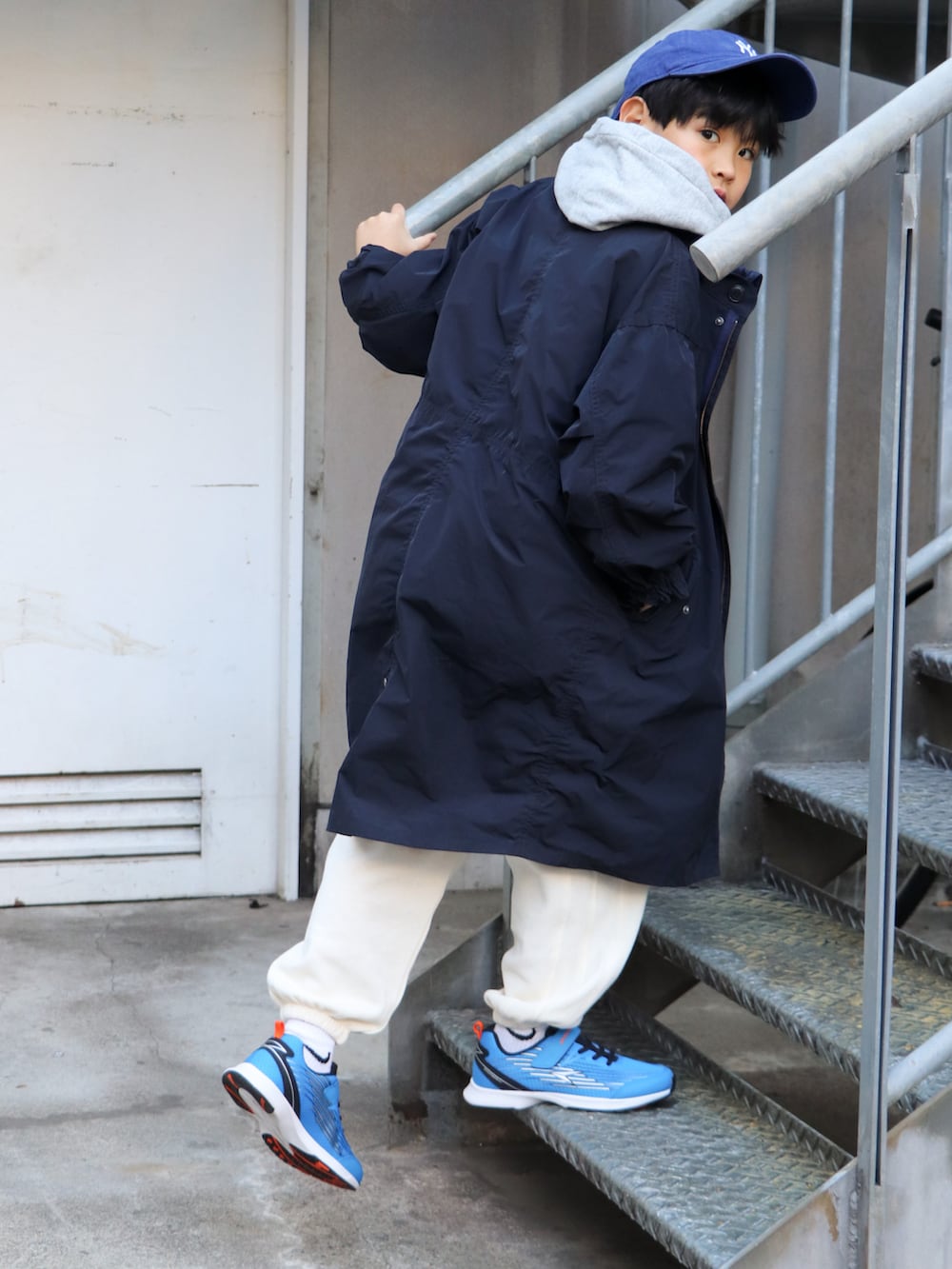「ストリート、冬アウター、パーカー、スウェット、スニーカー、キャップ、モノトーン、冬を彩る色いろコーデ、お出かけコーデ、古着MIX、プチプラ、UNIQLO、ダウンジャケット、冬コーデ」｜「NEW ERAのNEW ERA/ニューエラ キッズ キャップ 12854268（キャップ、ブルー系）」を使った、KISA / SANAさん（キッズ・135cm）の冬コーディネートの4枚目の写真
