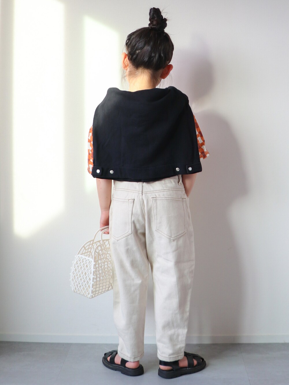 その他のTシャツ/カットソー、ブラック系のカーディガン/ボレロ、ベージュ系のデニムパンツを着用したキッズの春コーディネートの2枚目の写真