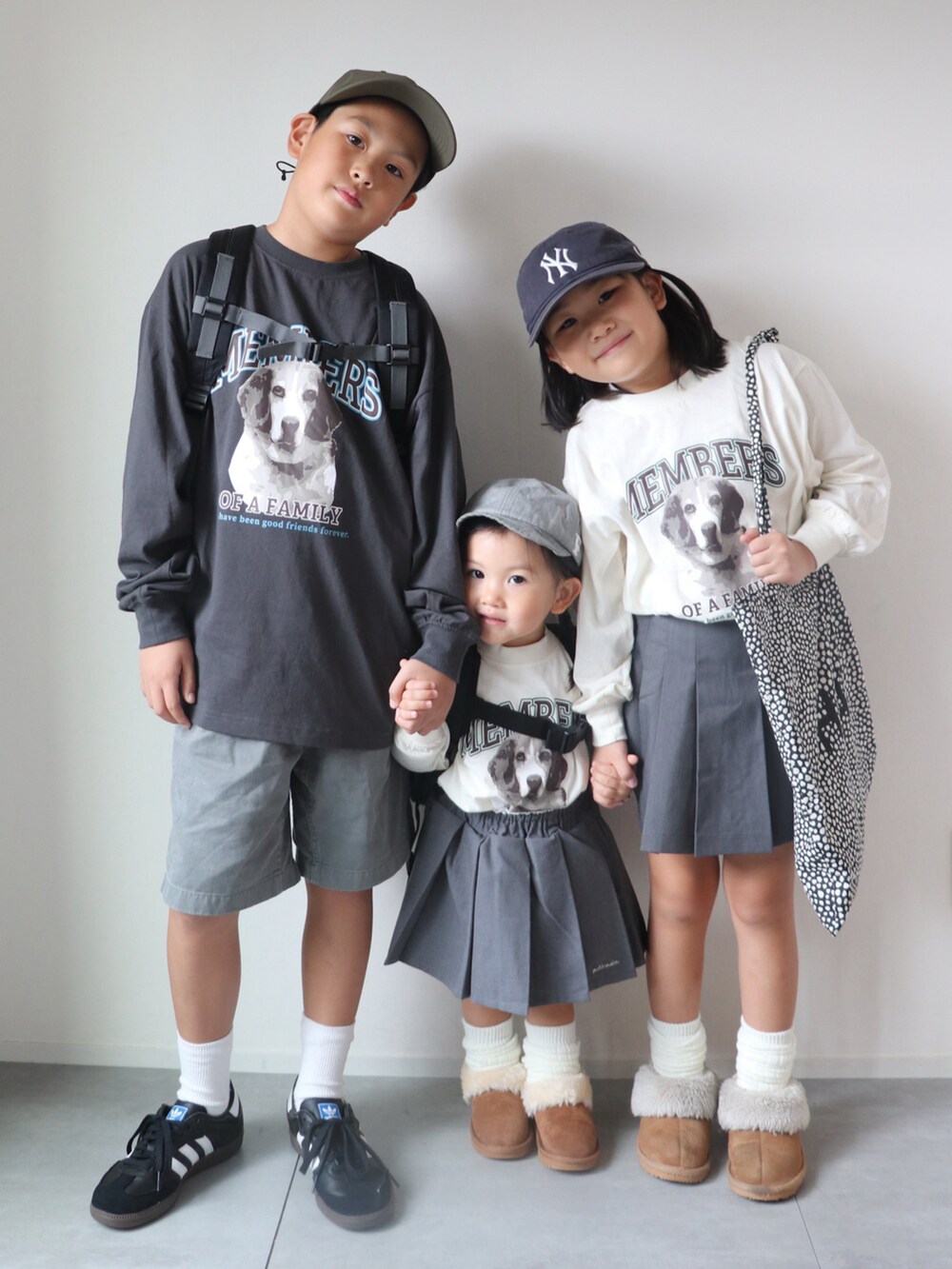 ブラック系のTシャツ/カットソー、ブラック系のスニーカー、ホワイト系のTシャツ/カットソーを着用したキッズの秋コーディネートの4枚目の写真