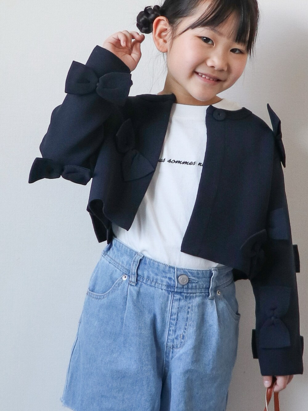 ブルー系のカーディガン/ボレロ、ホワイト系のTシャツ/カットソー、ブルー系のデニムパンツを着用したキッズの春コーディネートの3枚目の写真