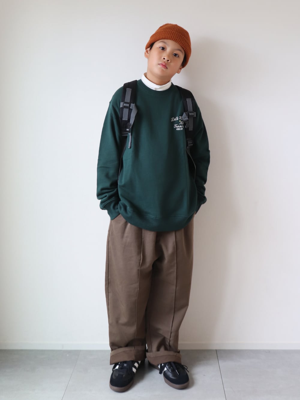 「スポーツミックス、シンプル、アースカラー、スラックス、レイヤードスタイル、ニット帽、ユニクロ、UNIQLO、プチプラ、リュック、スニーカー、秋服まるっと大公開、秋コーデ、スウェット、カジュアル」｜「REBALANCEのビーニー　ユニセックス（ラウンド型）（ニットキャップ/ビーニー、その他）」を使った、KISA / SANAさん（キッズ・142cm）の秋コーディネートの3枚目の写真