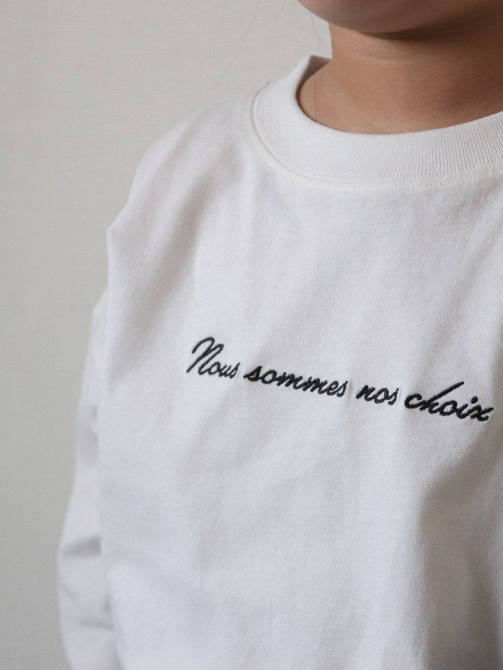 ブルー系のカーディガン/ボレロ、ホワイト系のTシャツ/カットソー、ブルー系のデニムパンツを着用したキッズの春コーディネートの2枚目の写真