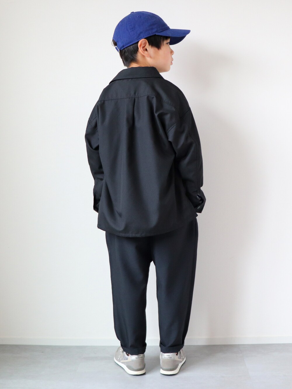 ブラック系のシャツ/ブラウス、ブルー系のTシャツ/カットソー、ブラック系のその他パンツを着用したキッズの春コーディネートの2枚目の写真