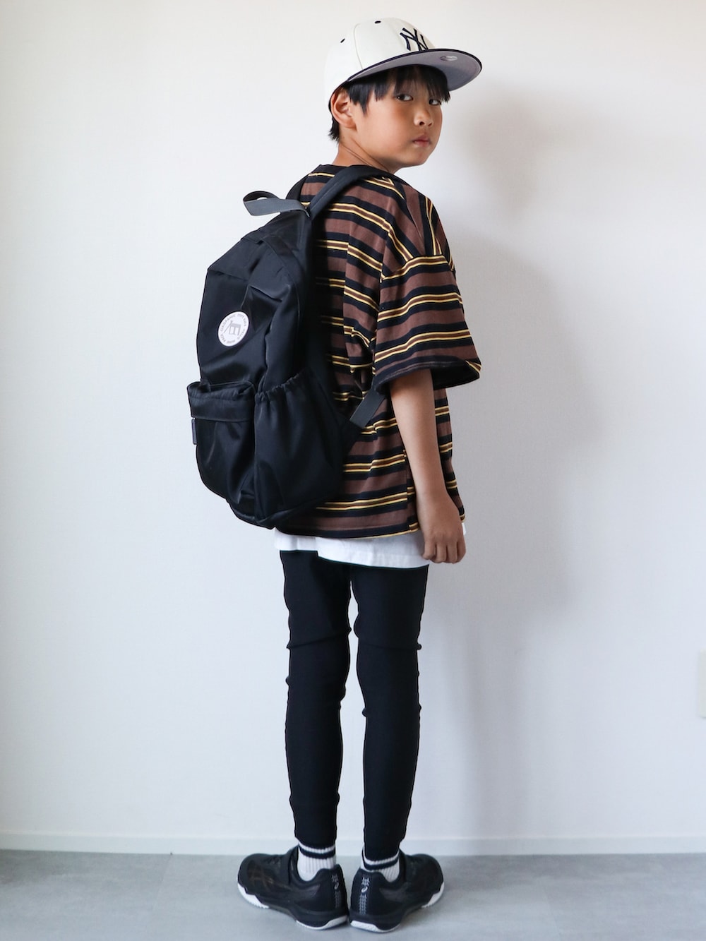 ブラウン系のTシャツ/カットソー、ホワイト系のタンクトップ、ブラック系のその他パンツを着用したキッズの夏コーディネートの3枚目の写真