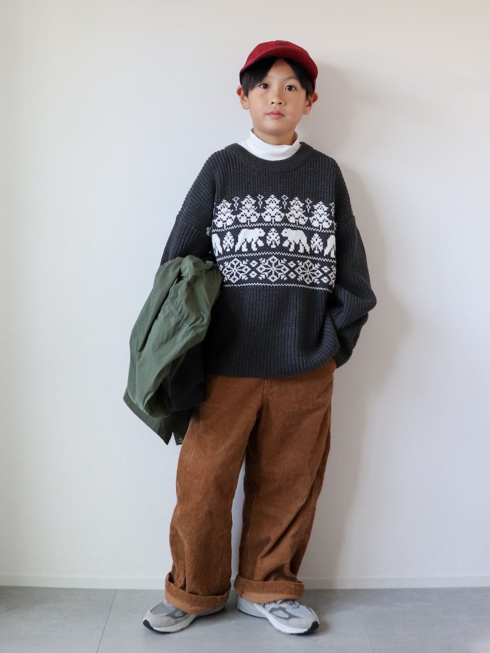 「冬アウター、クリスマスに着たい服、ニット、レイヤードスタイル、古着MIX、赤、コーデュロイ、タートルネック、ロングコート、キャップ、スニーカー、マイベストコーデ2023」｜「U.S. POLO ASSN.の【U.S. POLO ASSN.】クラシックツイル ベースボールキャップ/ローキャップ（キャップ、レッド系）」を使った、KISA / SANAさん（キッズ・135cm）の冬コーディネートの2枚目の写真