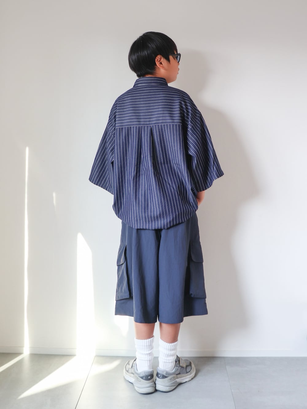 「夏ルックで気分アップ、柄シャツ、シャツスタイル、お出かけコーデ、休日スタイル、カラーコーデ、カーゴパンツ、サングラス、カジュアルコーデ、ハーフパンツ、ワイドパンツ、夏コーデ、小学生、おとこのこ」|「WETTEMPTのDUNGAREE STRIPE DRAW CORD SHIRT /ダンガリーストライプドローコードシャツ(シャツ/ブラウス、ブルー系)」を使った、KISA / SANAさん(キッズ・148cm)の夏コーディネートの3枚目の写真