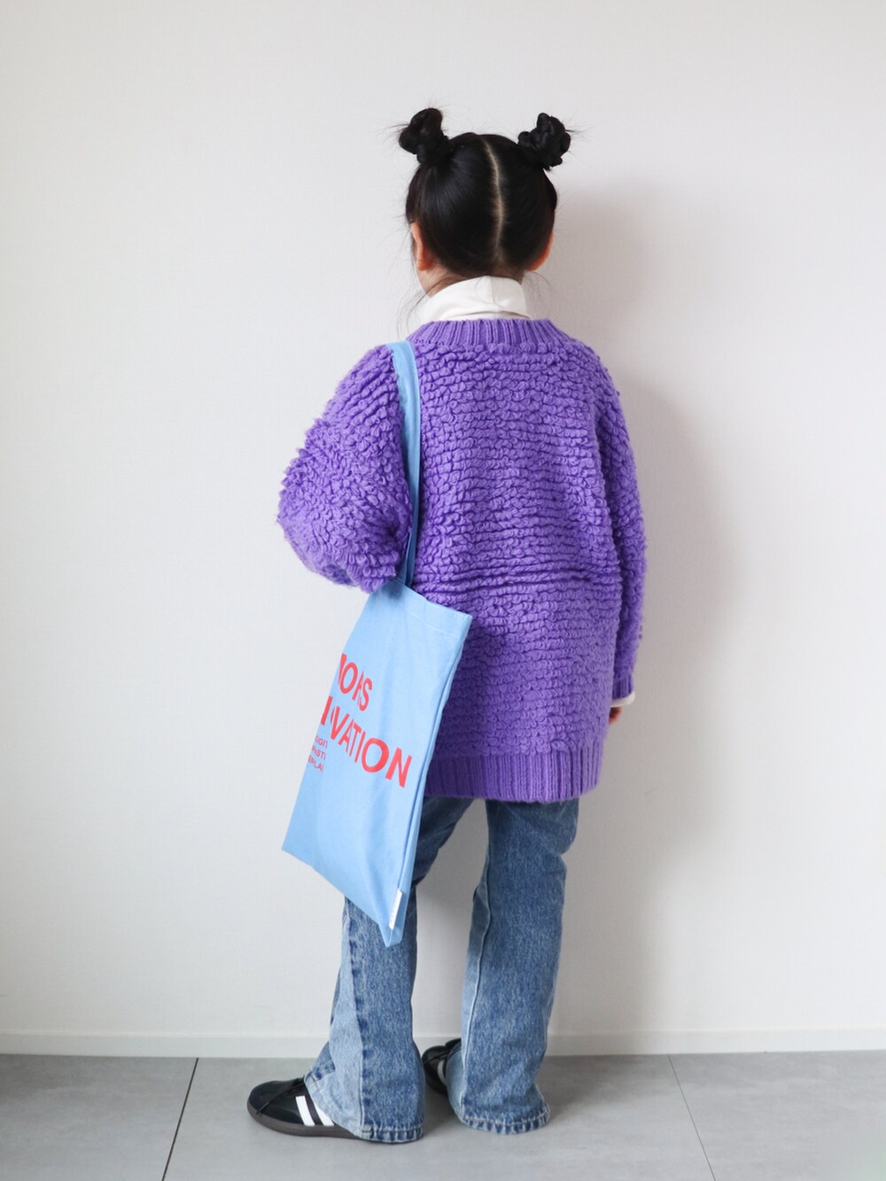 「スニーカー、カーディガン、タートルネック、冬を彩る色いろコーデ、トートバッグ、休日スタイル、ニット、デニム、レイヤードスタイル、冬コーデ、カジュアルコーデ、ストリート」｜「LOWRYS FARMの３Ｇループニットカーディガン　961682（カーディガン/ボレロ、パープル系）」を使った、KISA / SANAさん（キッズ・110cm）の冬コーディネートの5枚目の写真