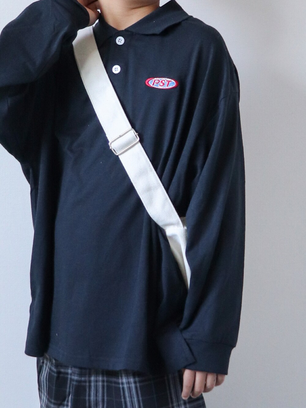 ブラック系のTシャツ/カットソー、ブラック系のその他パンツ、ブラック系のスニーカーを着用したキッズの夏コーディネートの2枚目の写真