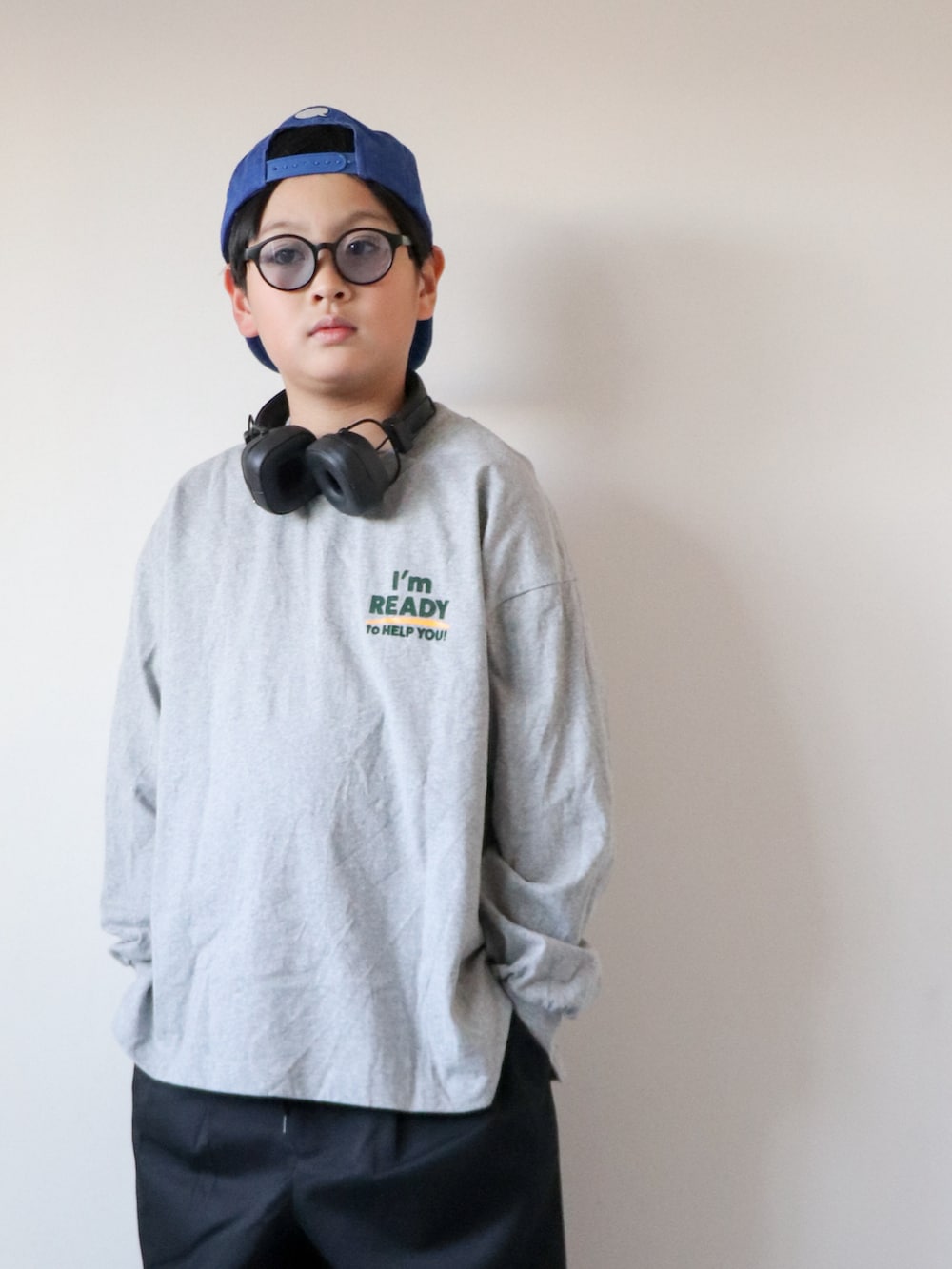 グレー系のTシャツ/カットソー、ブラック系のその他パンツ、ホワイト系のスニーカーを着用したキッズの冬コーディネートの3枚目の写真