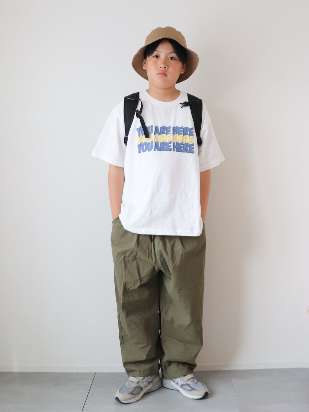 「やっぱり帽子が好き、通学コーデ、ロゴT、ワイドパンツ、バケットハット、プチプラ、mounten、リュック、黒リュック、アースカラー、白Tシャツ」｜「ARCH & LINEの《環境配慮素材》ORGANIC COTTON TEE オーガニックコットン 人気素材  Tシャツ（Tシャツ/カットソー、ホワイト系）」を使った、KISA / SANAさん（キッズ・145cm）の春コーディネートの4枚目の写真