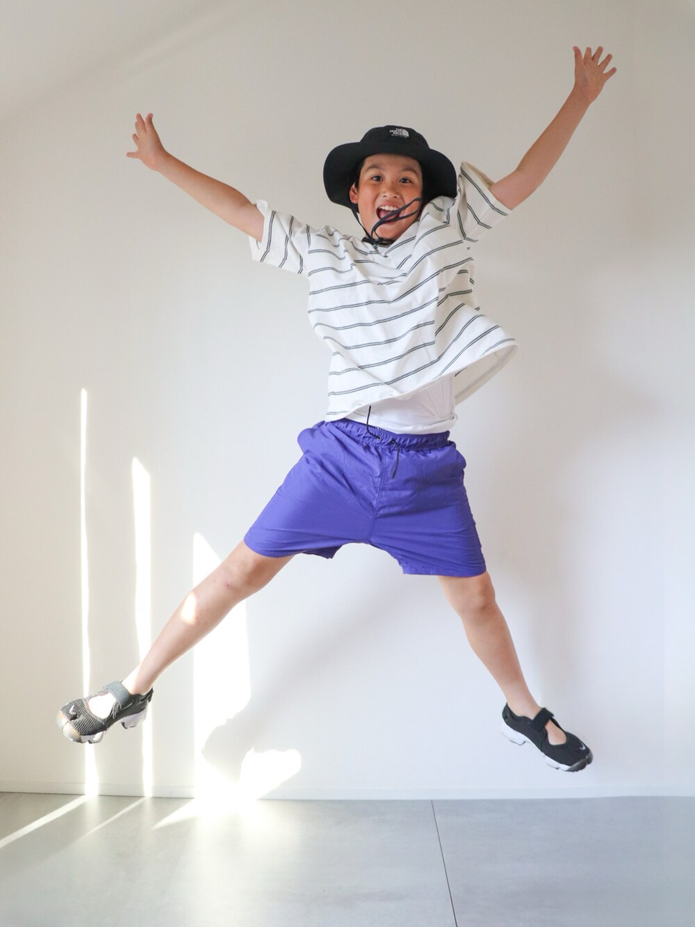 ホワイト系のTシャツ/カットソー、パープル系のその他パンツ、ブラック系のスニーカーを着用したキッズの夏コーディネートの3枚目の写真