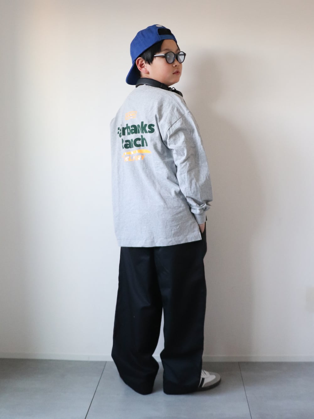 グレー系のTシャツ/カットソー、ブラック系のその他パンツ、ホワイト系のスニーカーを着用したキッズの冬コーディネートの2枚目の写真