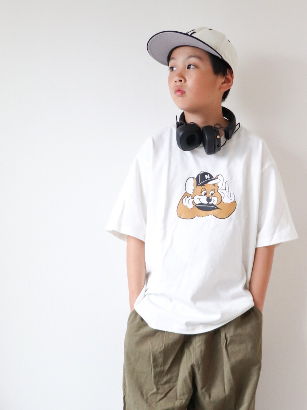 「古着MIX、フェススタイル、ロゴT、夏コーデ、休日スタイル、Tシャツ、スニーカー、キャップ、ストリート、カジュアルコーデ、お出かけコーデ」|「NEW ERAの【NEWERA×JS / ニューエラ】別注 NY LP5950(キャップ、ホワイト系)」を使った、KISA / SANAさん(キッズ・138cm)の夏コーディネートの4枚目の写真