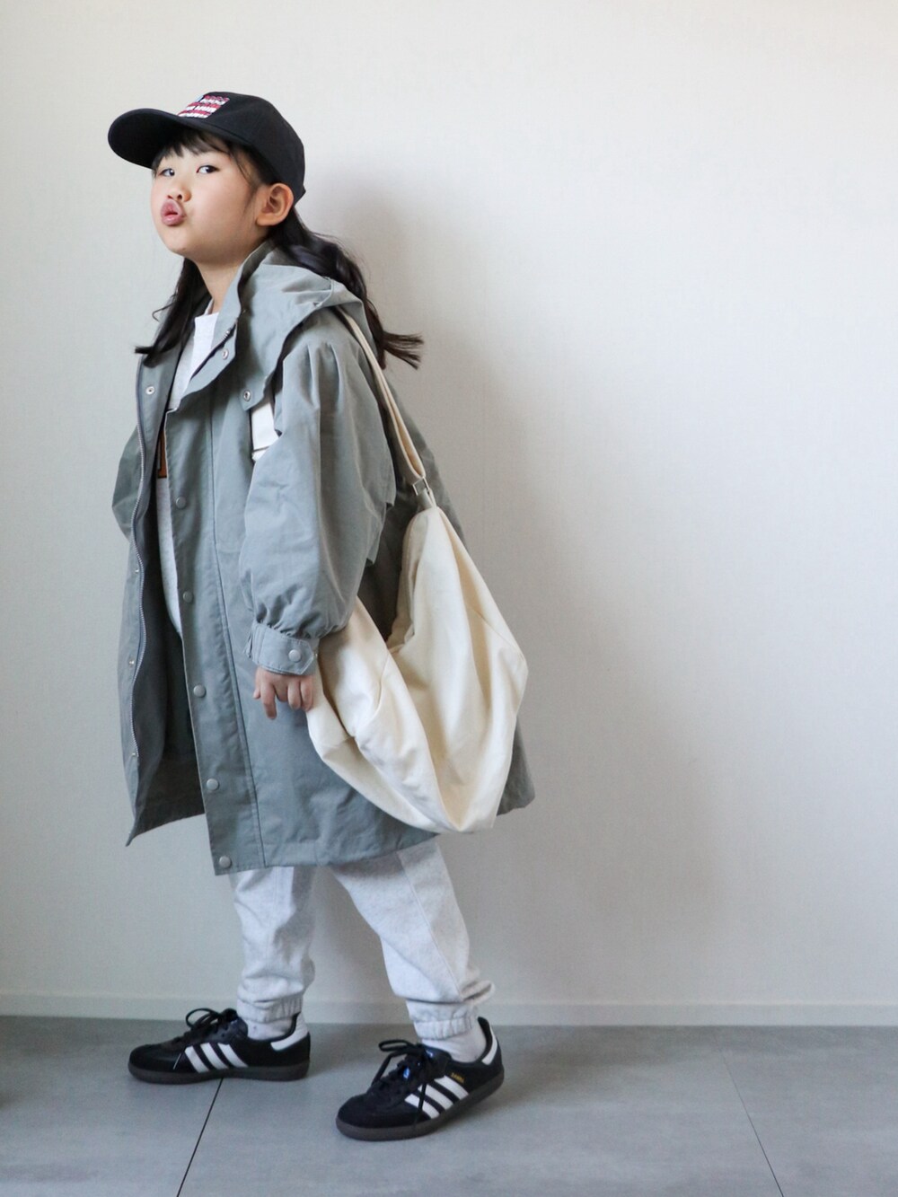「ホワイトコーデ」｜「LOWRYS FARMのツイルシシュウＣＡＰ　979830（キャップ、ブルー系）」を使った、KISA / SANAさん（キッズ・110cm）の秋コーディネートの3枚目の写真