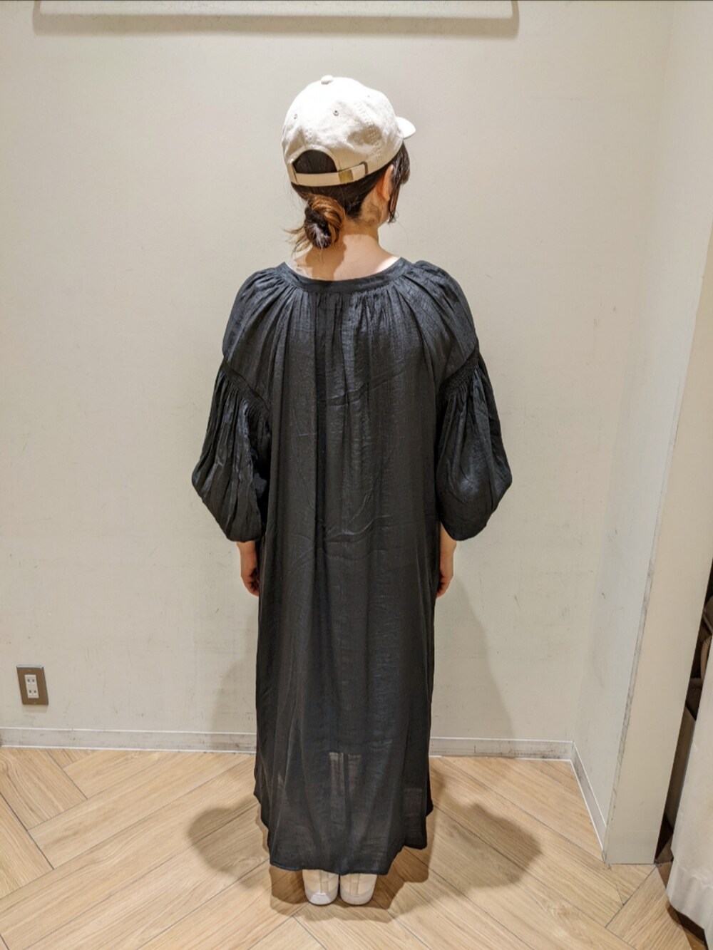 ブラック系のワンピース、ホワイト系のタンクトップを着用したレディースの夏コーディネートの2枚目の写真