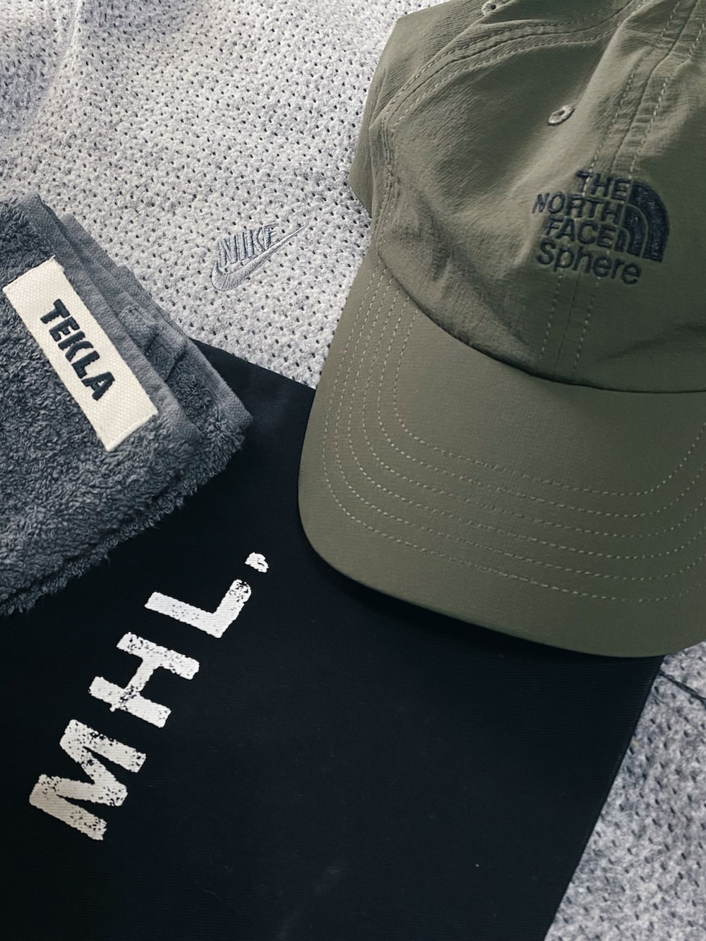 グレー系のパーカー、グレー系のその他パンツ、ブラック系のトートバッグを着用したメンズの冬コーディネートの2枚目の写真