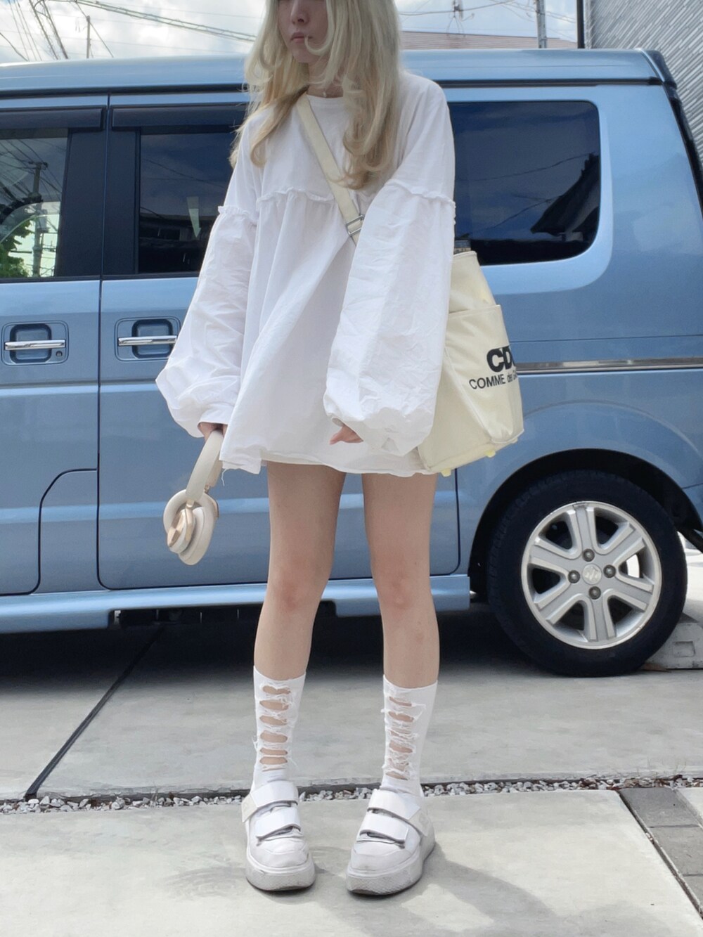 ホワイト系のスニーカー、ホワイト系のショルダーバッグ、ホワイト系のソックス/靴下を着用したレディースの春コーディネートの3枚目の写真