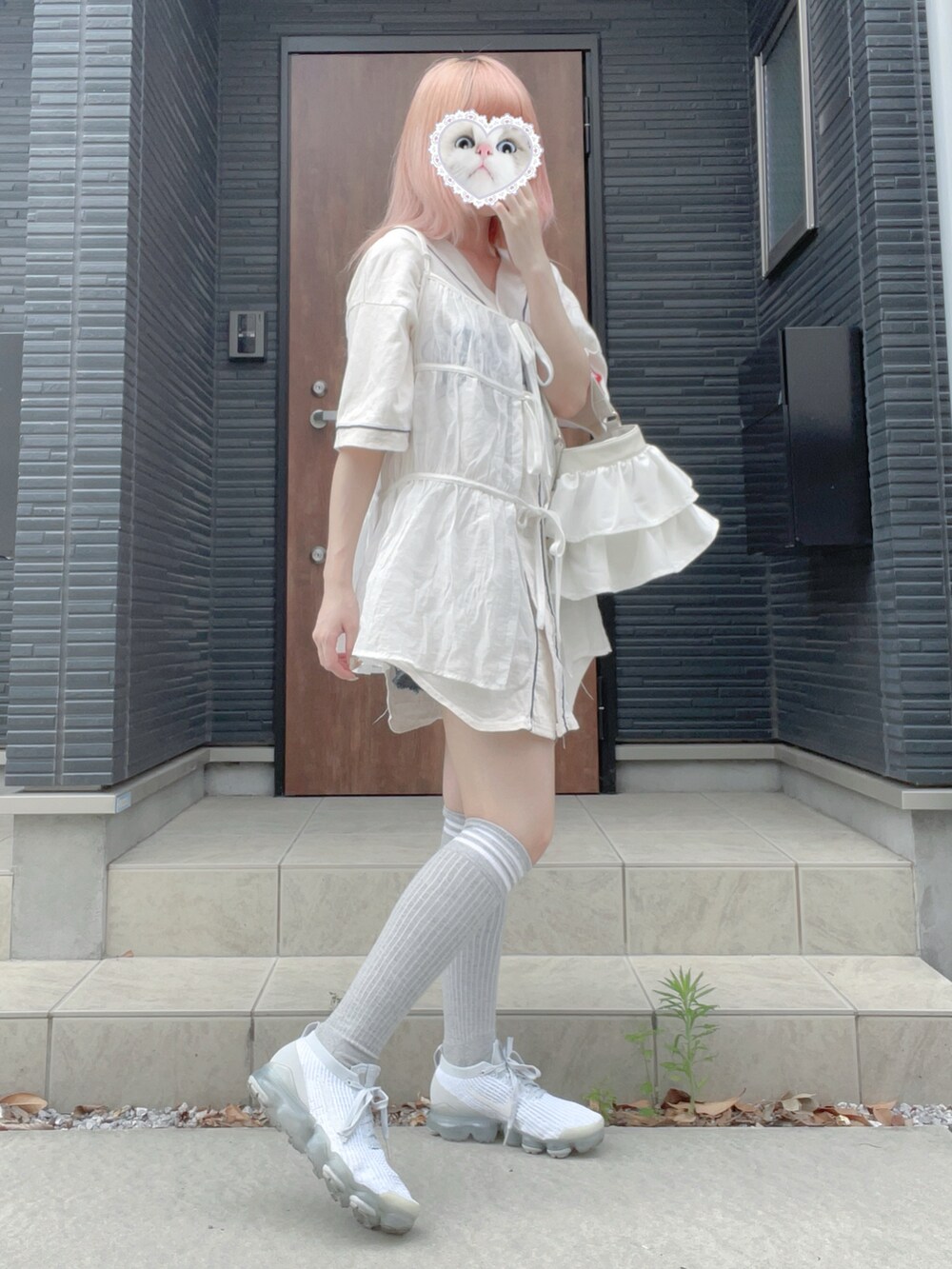 ホワイト系のハンドバッグ、ホワイト系のシャツ/ブラウス、グレー系のソックス/靴下を着用したレディースの夏コーディネートの3枚目の写真