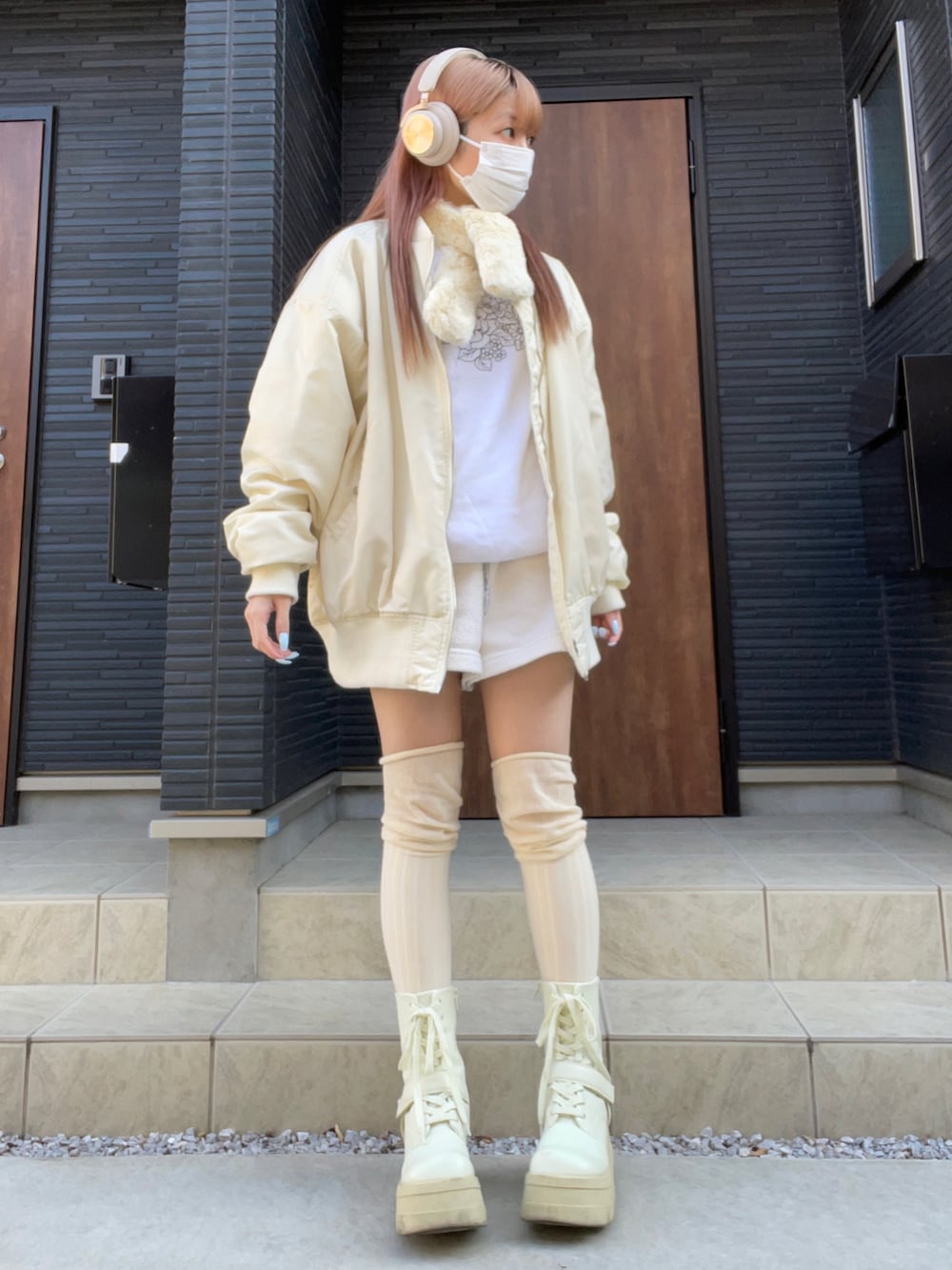 ホワイト系のMA-1、ホワイト系のブーツを着用したレディースの冬コーディネートの4枚目の写真