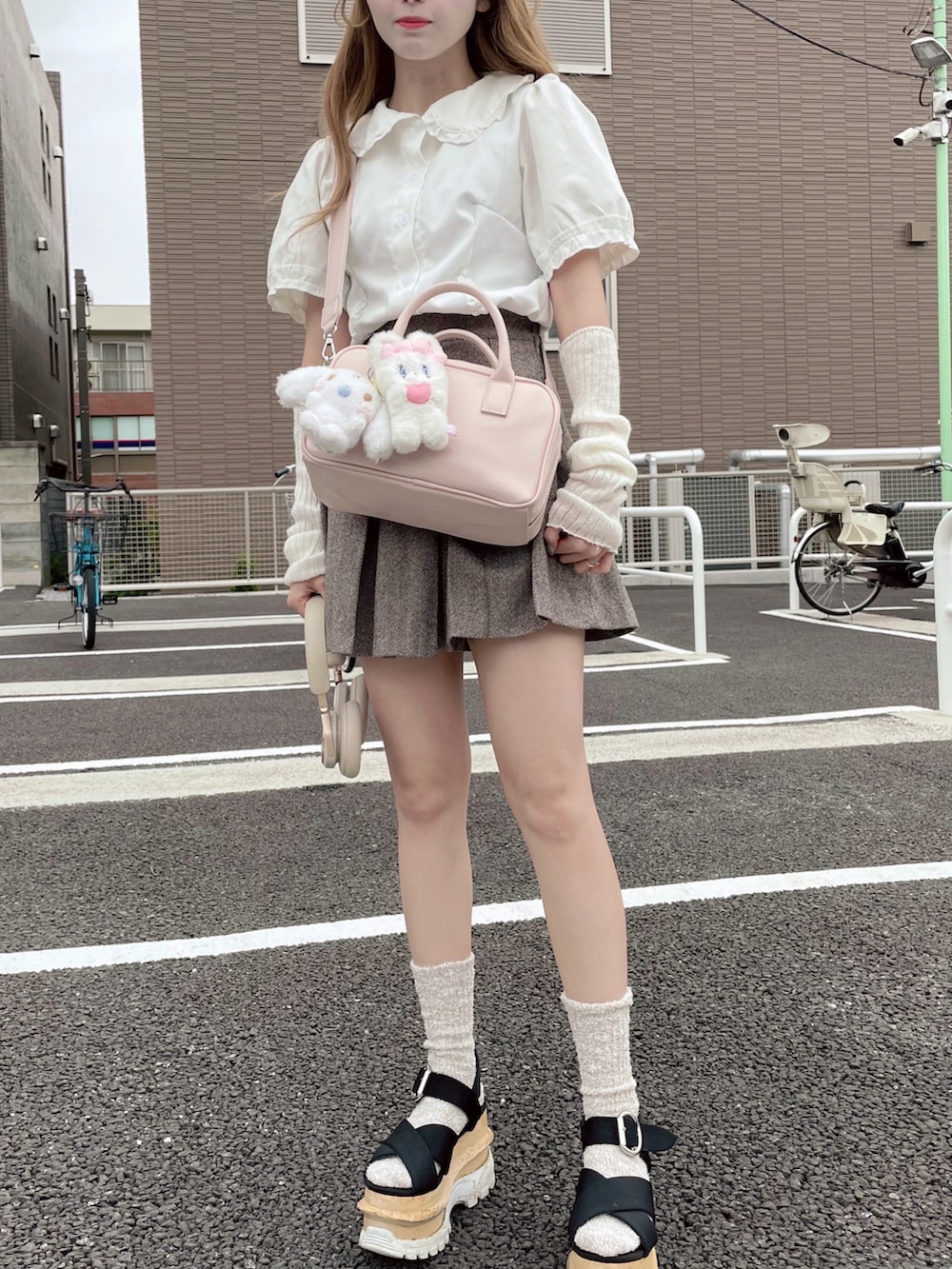 ホワイト系のシャツ/ブラウス、ブラック系のサンダル、ピンク系のショルダーバッグを着用したレディースの秋コーディネートの2枚目の写真
