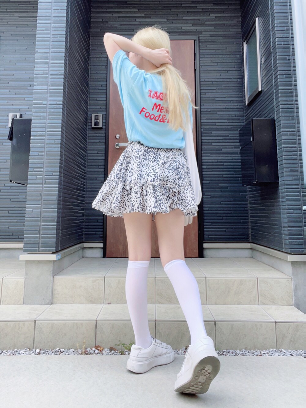 ホワイト系のスニーカー、ブルー系のTシャツ/カットソーを着用したレディースの夏コーディネートの3枚目の写真