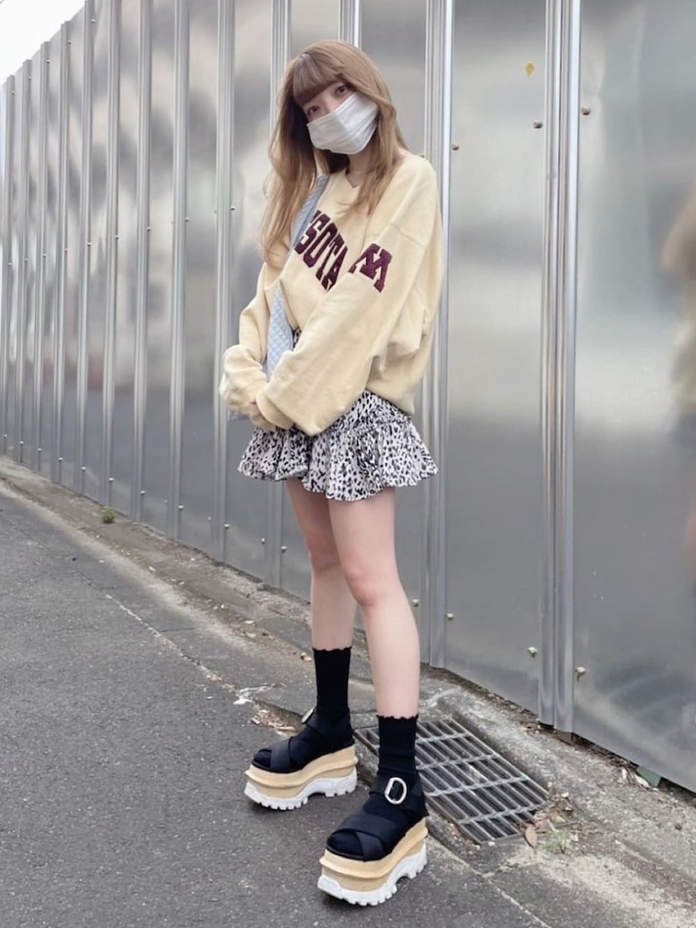 ブラック系のサンダル、ホワイト系のスウェット、イエロー系のスウェットを着用したレディースの秋コーディネートの3枚目の写真