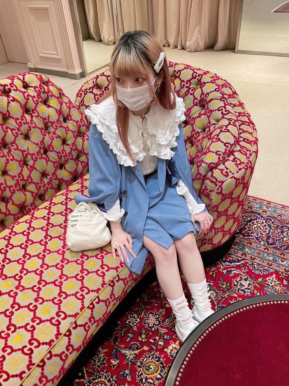 ホワイト系のシャツ/ブラウス、ブルー系のジャケット/アウター、ベージュ系のトートバッグを着用したレディースの春コーディネートの2枚目の写真