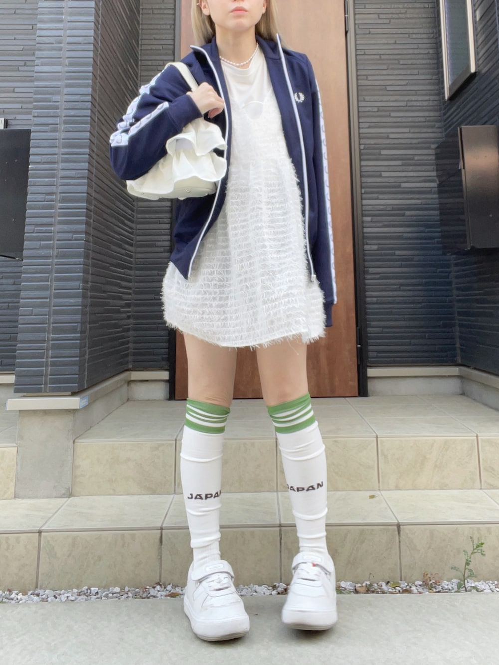 ブルー系のその他アウター、ホワイト系のワンピース、ホワイト系のハンドバッグを着用したレディースの春コーディネートの3枚目の写真