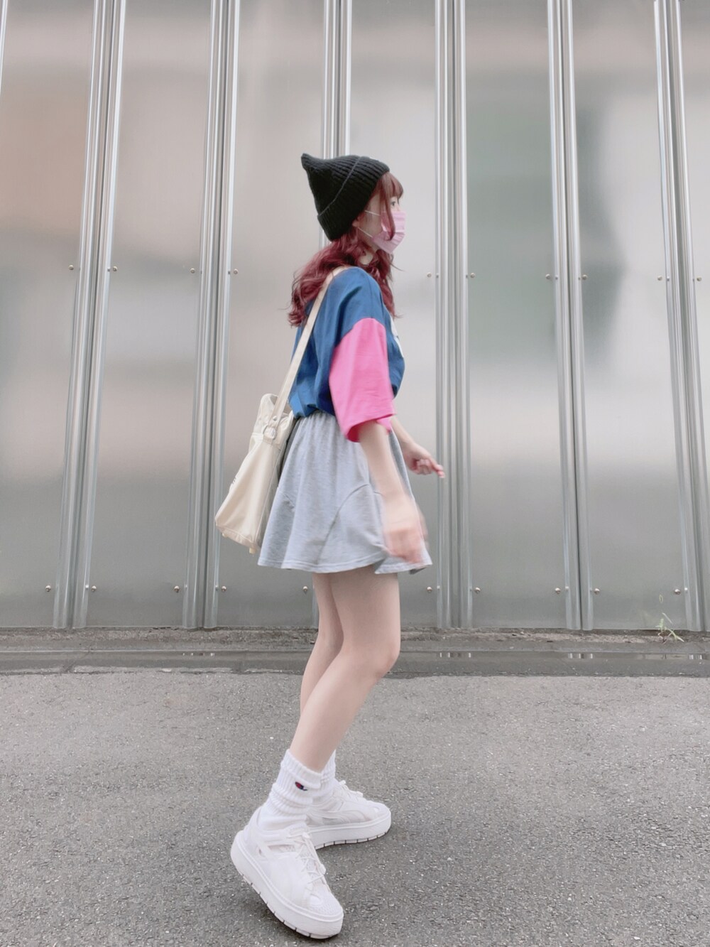 ブルー系のTシャツ/カットソー、ホワイト系のスニーカー、ホワイト系のショルダーバッグを着用したレディースの夏コーディネートの2枚目の写真
