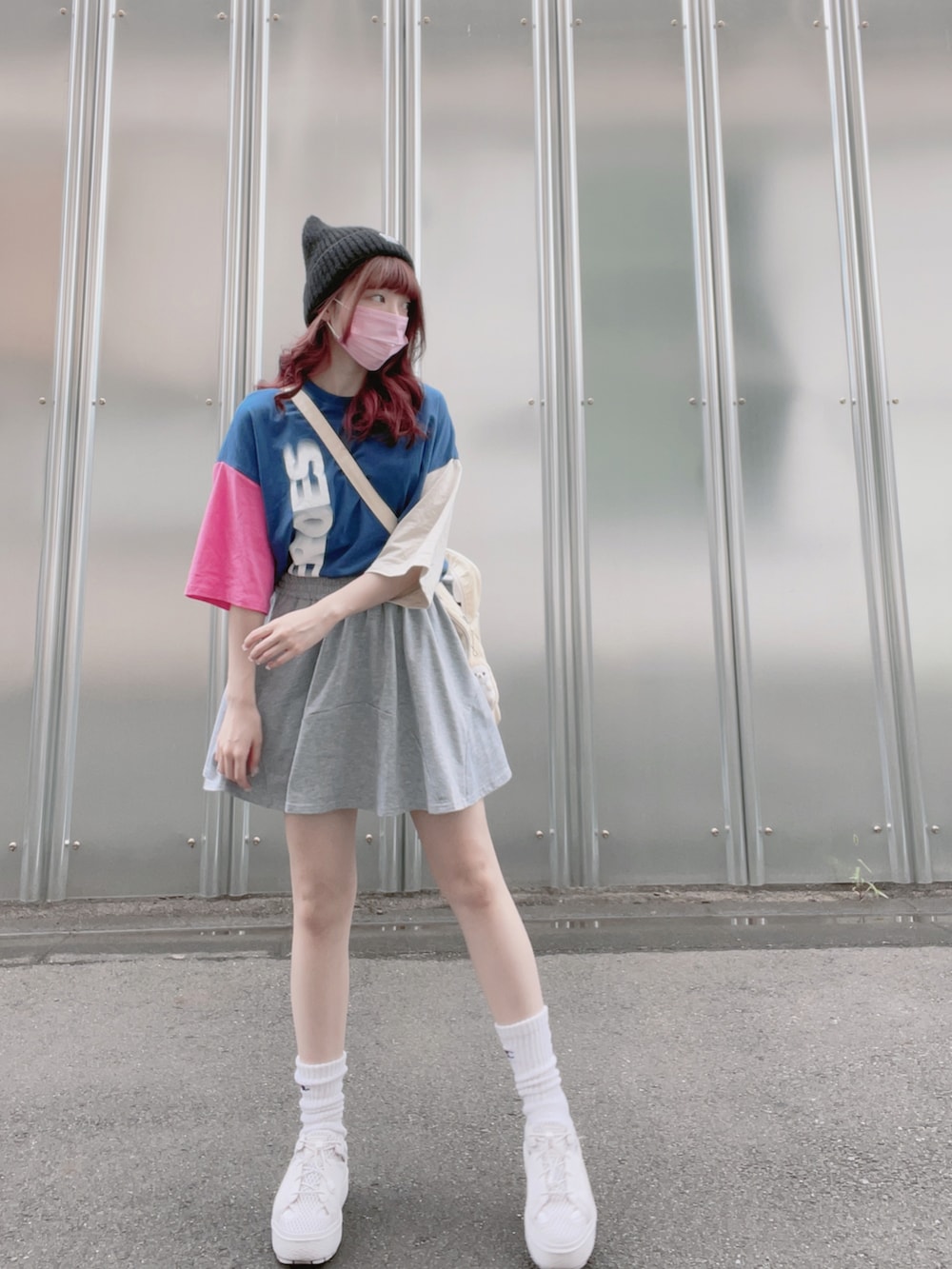 ブルー系のTシャツ/カットソー、ホワイト系のスニーカー、ホワイト系のショルダーバッグを着用したレディースの夏コーディネートの3枚目の写真