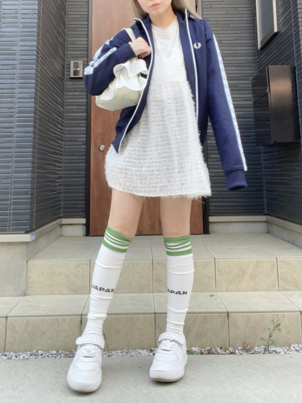 ブルー系のその他アウター、ホワイト系のワンピース、ホワイト系のハンドバッグを着用したレディースの春コーディネートの2枚目の写真