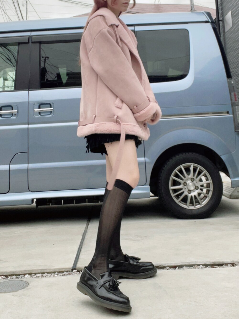 ブラック系のその他パンツ、ホワイト系のシャツ/ブラウス、ブラック系のローファーを着用したレディースの冬コーディネートの2枚目の写真
