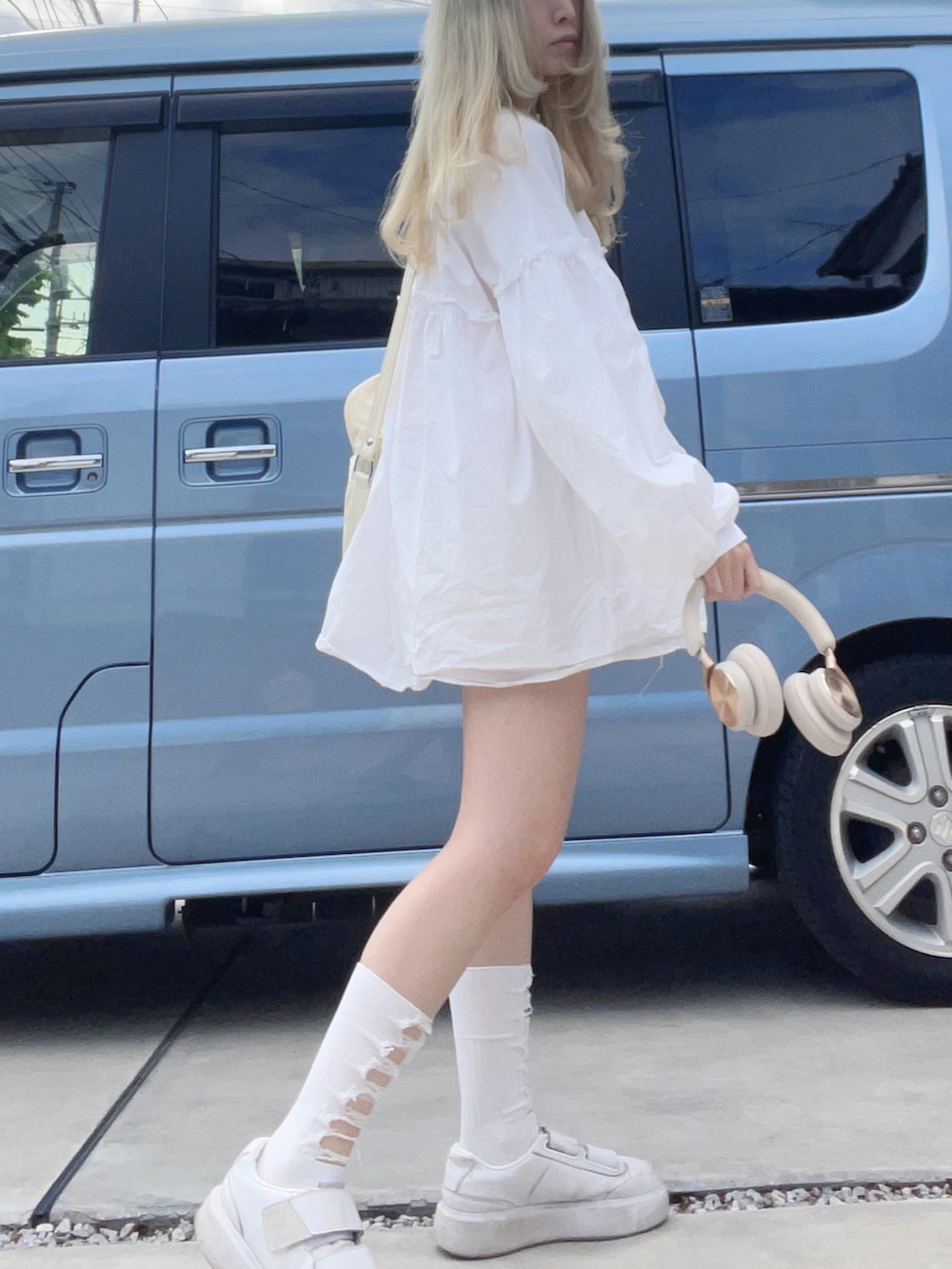 ホワイト系のスニーカー、ホワイト系のショルダーバッグ、ホワイト系のソックス/靴下を着用したレディースの春コーディネートの2枚目の写真