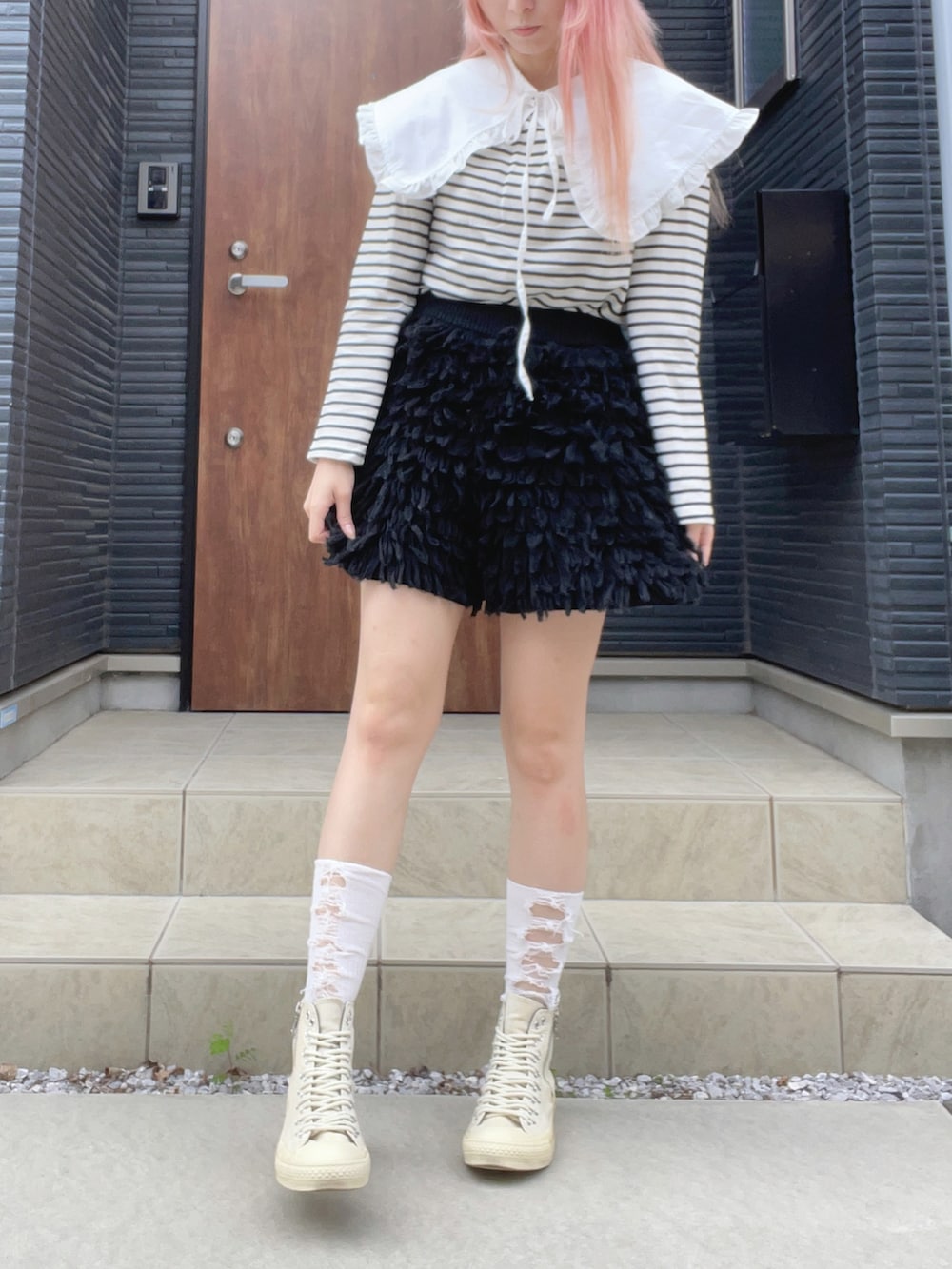 ブラック系のその他パンツ、ホワイト系のソックス/靴下を着用したレディースの秋コーディネートの2枚目の写真