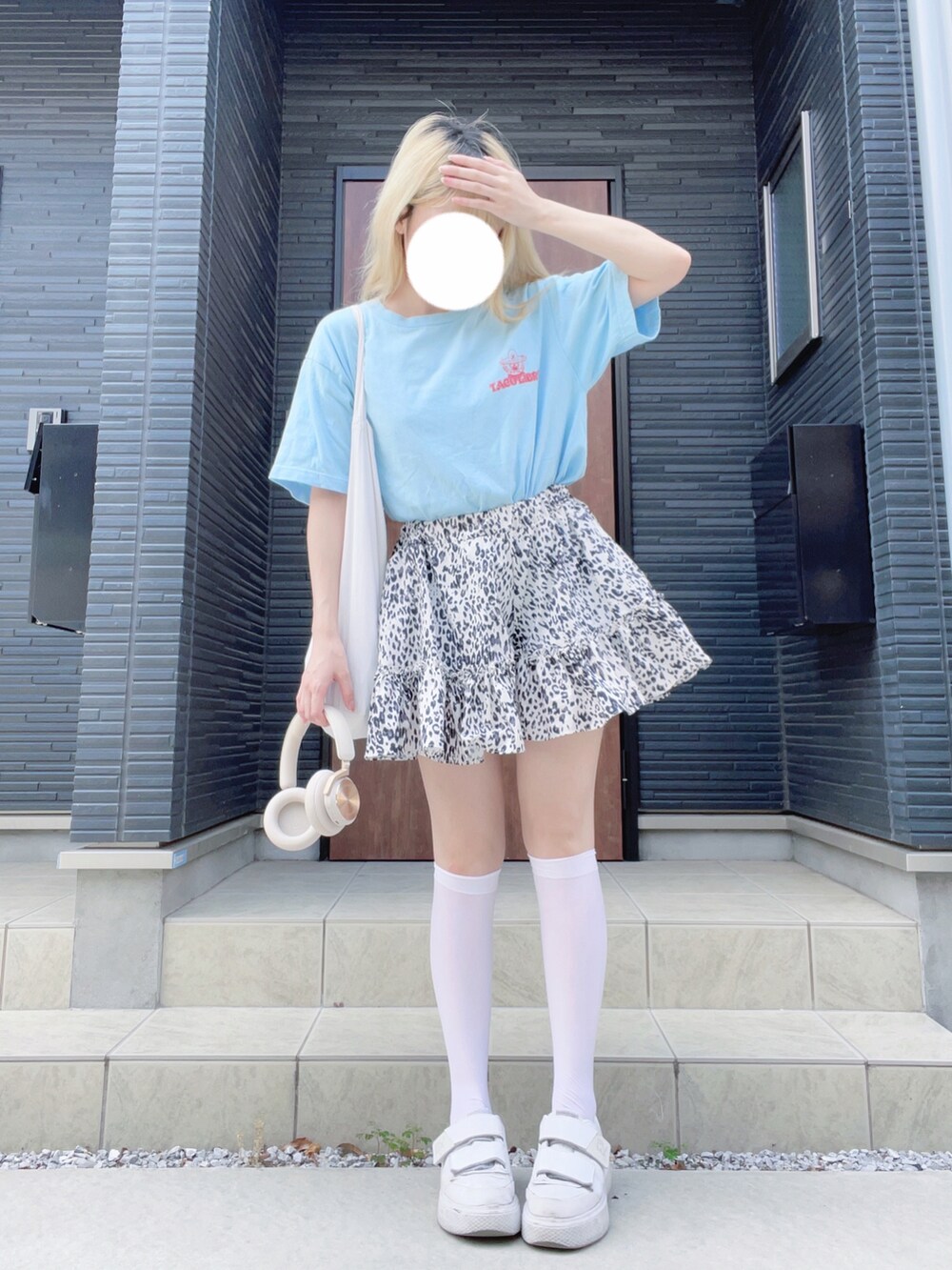 ホワイト系のスニーカー、ブルー系のTシャツ/カットソーを着用したレディースの夏コーディネートの2枚目の写真